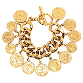 Bracciale Chanel CC con ciondoli a moneta placcati in oro