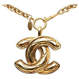 Colar com pingente matelassê Chanel CC banhado a ouro