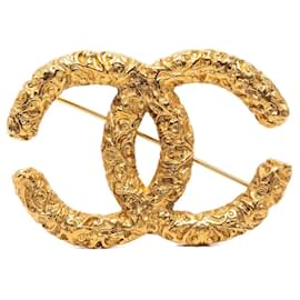 Spilla Chanel CC placcata oro con rilievo barocco