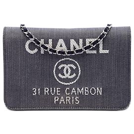 Portafoglio con catena crossbody in denim blu Chanel Deauville
