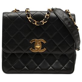 Bolsa transversal Chanel XL CC matelassada em pele de cordeiro preta com aba única