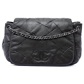 Sac bandoulière Chanel Glint à rabat accordéon en cuir de veau iridescent noir