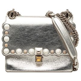 Mini borsa a tracolla Kan I Crossbody in pelle metallizzata con bordi festonati e perle argento Fendi