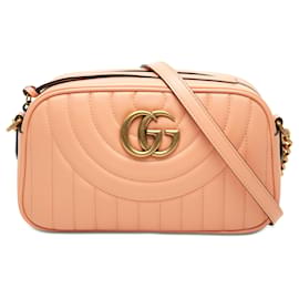 Gucci Small GG Marmont Matelasse vertikale Crossbody-Tasche aus Kalbsleder Orange mit Ring