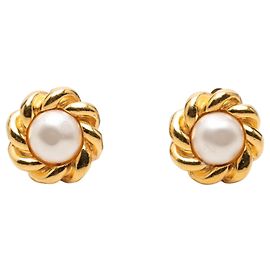 Orecchini a clip Chanel placcati in oro con fiore di finta perla