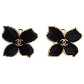 Pendientes de clip Chanel CC chapados en oro con flores esmaltadas