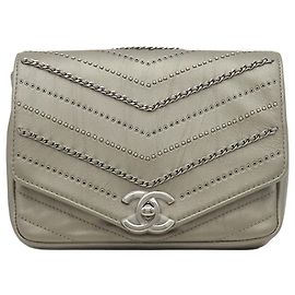 Borsa a tracolla a bustina Data Center Small Chevron Calfskin Embellished Silver Chanel
