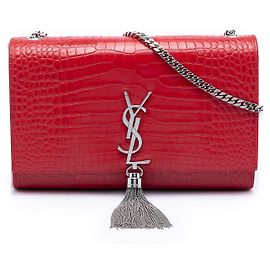 Bolso bandolera Kate en piel con relieve de cocodrilo rojo, tamaño Medium, con borla Saint Laurent