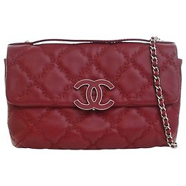 Clutch Hamptons Chanel de piel de becerro acolchada roja con doble costura y cadena