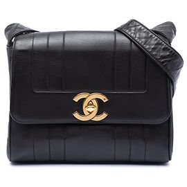 Borsa a tracolla Chanel CC Vertical Quilt in pelle d'agnello nera