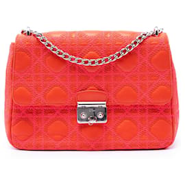 Borsa a spalla con patta Miss Dior Medium in pelle di agnello Cannage ricamata Orange Dior