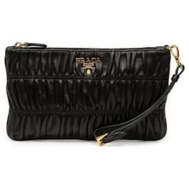 Clutch de muñeca Prada Nappa Gaufre negra