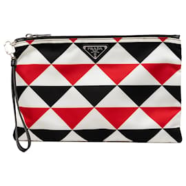Clutch piatta Prada in nylon bianco con motivo geometrico a triangoli