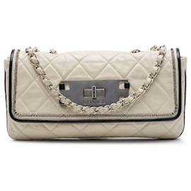 Borsa a tracolla Chanel Reissue 2.55 East West con patta in pelle d'agnello matelassé bianca