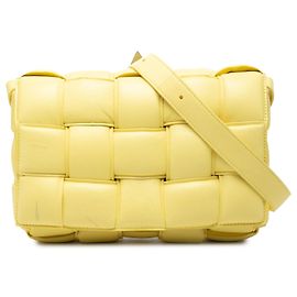 Borsa a tracolla Cassette imbottita in nappa intrecciato gialla Bottega Veneta