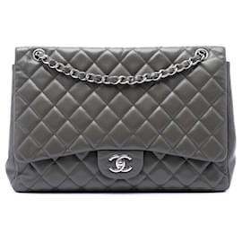 Borsa a tracolla Chanel Maxi Classic Caviar Single Flap Grigia
