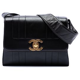 Borsa a tracolla Chanel Flap in pelle d'agnello matelassé verticale nera