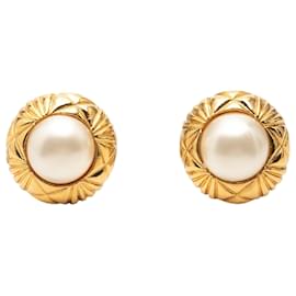 Orecchini a clip Chanel CC placcati in oro trapuntati con perle finte