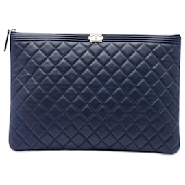 Clutch Chanel Boy O Case Grande de Piel de Cordero Acolchada Azul