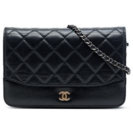 Borsa a tracolla Chanel Gabrielle in pelle di vitello invecchiato trapuntato nero con catena