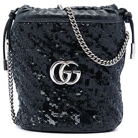 Gucci Small GG Marmont Bucket Bag aus diagonal gestepptem Kalbsleder mit Pailletten in Schwarz