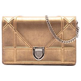 Bolso bandolera Diorama con cadena en piel de becerro metalizada dorada Dior