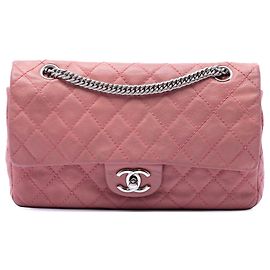 Borsa a tracolla Chanel Medium Classic Double Flap in nappa lavata rosa con catena Bijoux