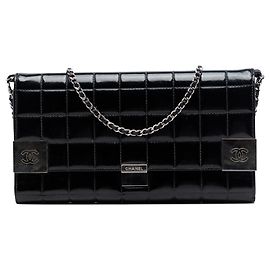 Schwarze Chanel CC Chocolate Bar Lackleder-Clutch mit Schulterkette