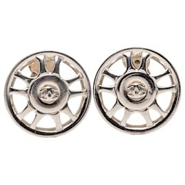 Orecchini a clip Chanel CC placcati argento con motivo a ruota