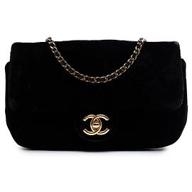 Bolso bandolera Chanel Small Quilted Velvet CC Eyelet Flap Negro