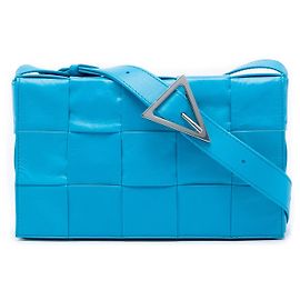 Bottega Veneta Cassette Crossbody aus blauem Paper-Kalbsleder Intrecciato