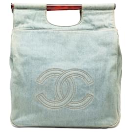 Tote in denim blu Chanel CC con manico in tartaruga