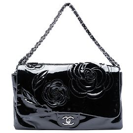Bolsa Chanel Camellia de verniz preta com aba