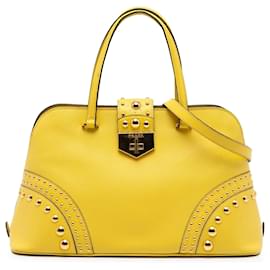 Borsa Promenade Prada in pelle Saffiano gialla con borchie