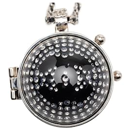 Collana con pendente Chanel CC in argento, placcata argento, pelle di agnello intrecciata, resina e cristallo Mirror Ball