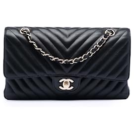 Borsa a tracolla Chanel Medium Classic Chevron in pelle di agnello con doppio lembo, nera