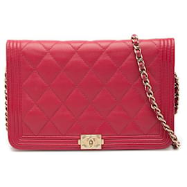 Borsa a tracolla Chanel Boy Wallet on Chain in pelle caviar matelassé rossa