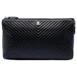 Clutch Chanel CC Chevron Caviar nera con zip