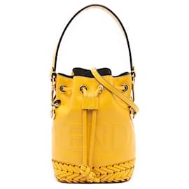 Borsa a secchiello Mon Tresor Fendi Mini in pelle goffrata gialla con cuciture Whipstitch