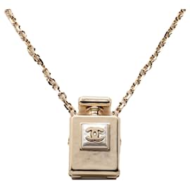 Collana con pendente medaglione flacone di profumo Chanel CC placcato oro bianco