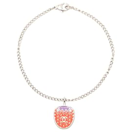 Bracciale CC Strawberry Charm in resina placcata ottone rosa Chanel