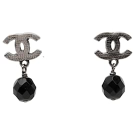 Silberne Chanel CC Ohrringe mit Messingperlen und Push-Back-Verschluss