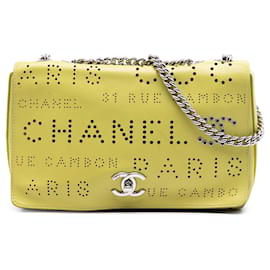 Bolsa Crossbody com Aba Chanel em couro de bezerro perfurado amarelo com logo e ilhoses