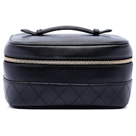 Beauty case Chanel CC in pelle d'agnello matelassé nera