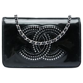Borsa a tracolla Wallet On Chain Chanel CC in vernice nera con applicazioni strass
