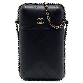 Borsa a tracolla porta telefono Chanel CC in pelle d'agnello matelassé nera con catena