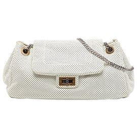 Borsa a tracolla Chanel Reissue 2.55 East West con patta a fisarmonica in pelle di vitello traforata bianca