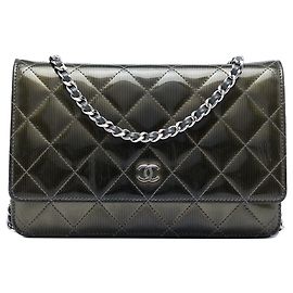 Borsa crossbody Chanel CC trapuntata striata in vernice metallizzata verde con catena