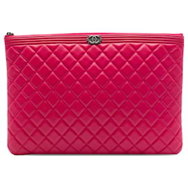 Clutch Chanel Boy O Case Large in pelle di vitello matelassé rossa con catena
