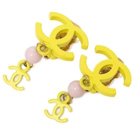 Orecchini a clip Chanel CC in perle di resina rosa